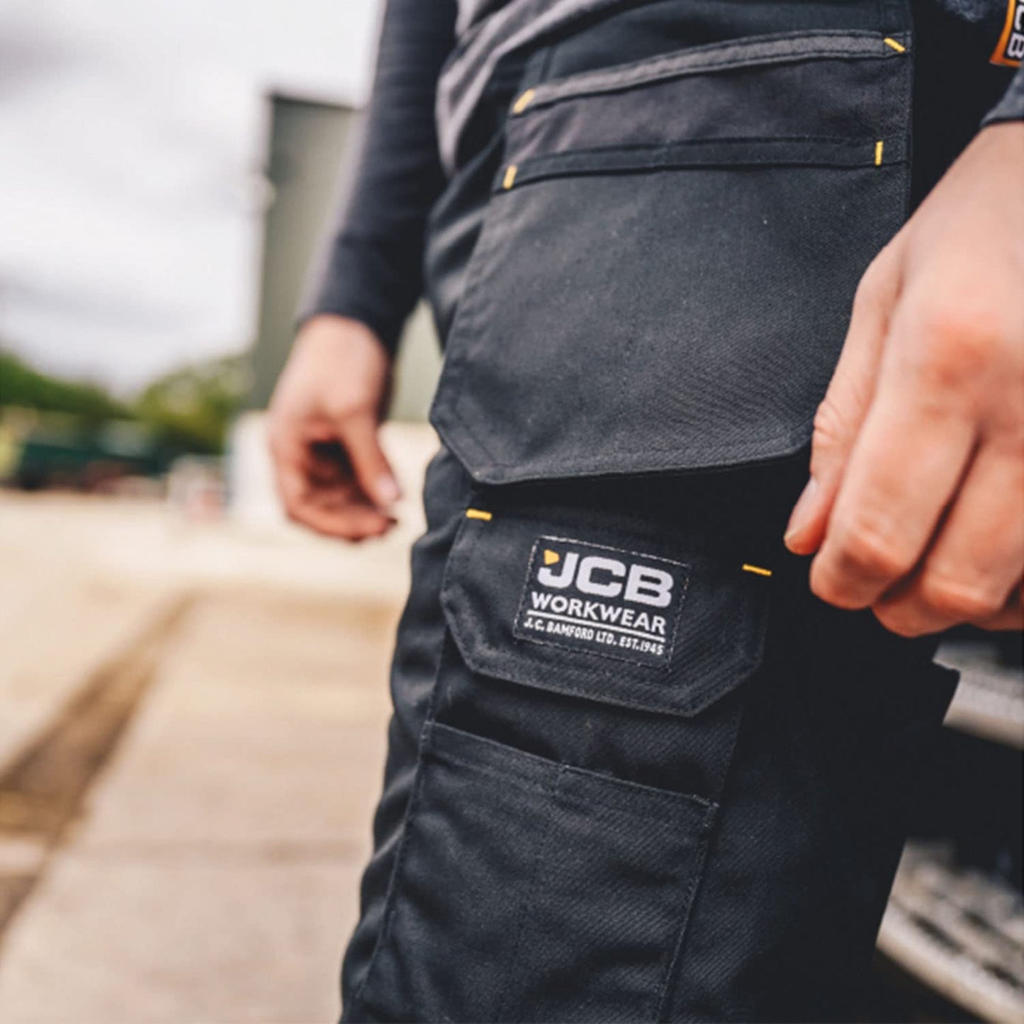 JCB - Trade Hybrid 4-Way Stretch Work Shorts - Mens Shorts Work Trousers - Cargo Shorts Men - Multiple Pockets - Holster Pockets - Black - Size: 34W