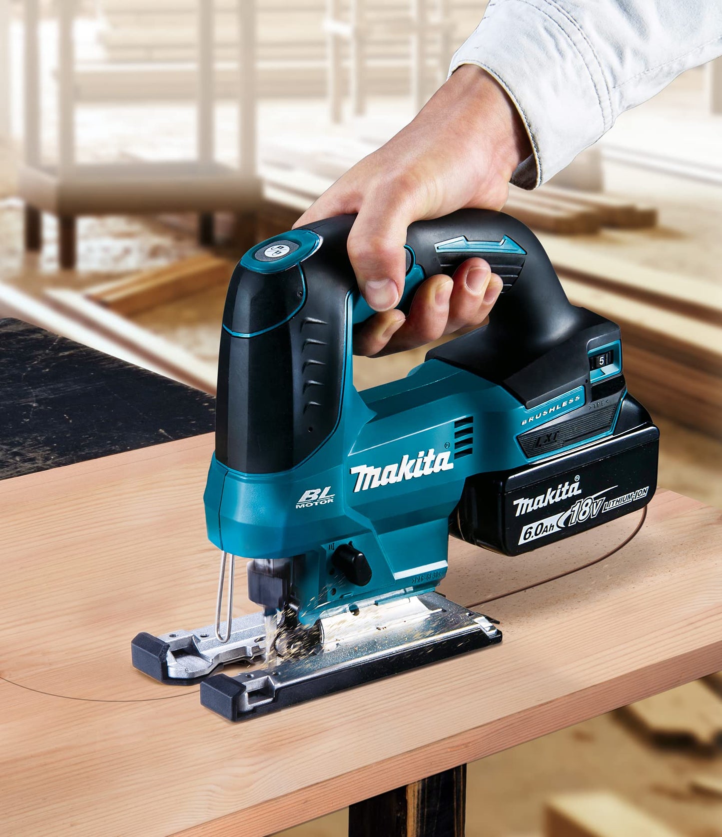 Makita DJV184RTJ 18V Li-ion LXT Brushless Jigsaw Complete with 2 x 5.0 Ah Batteries and Charger Supplied in a Makpac Case