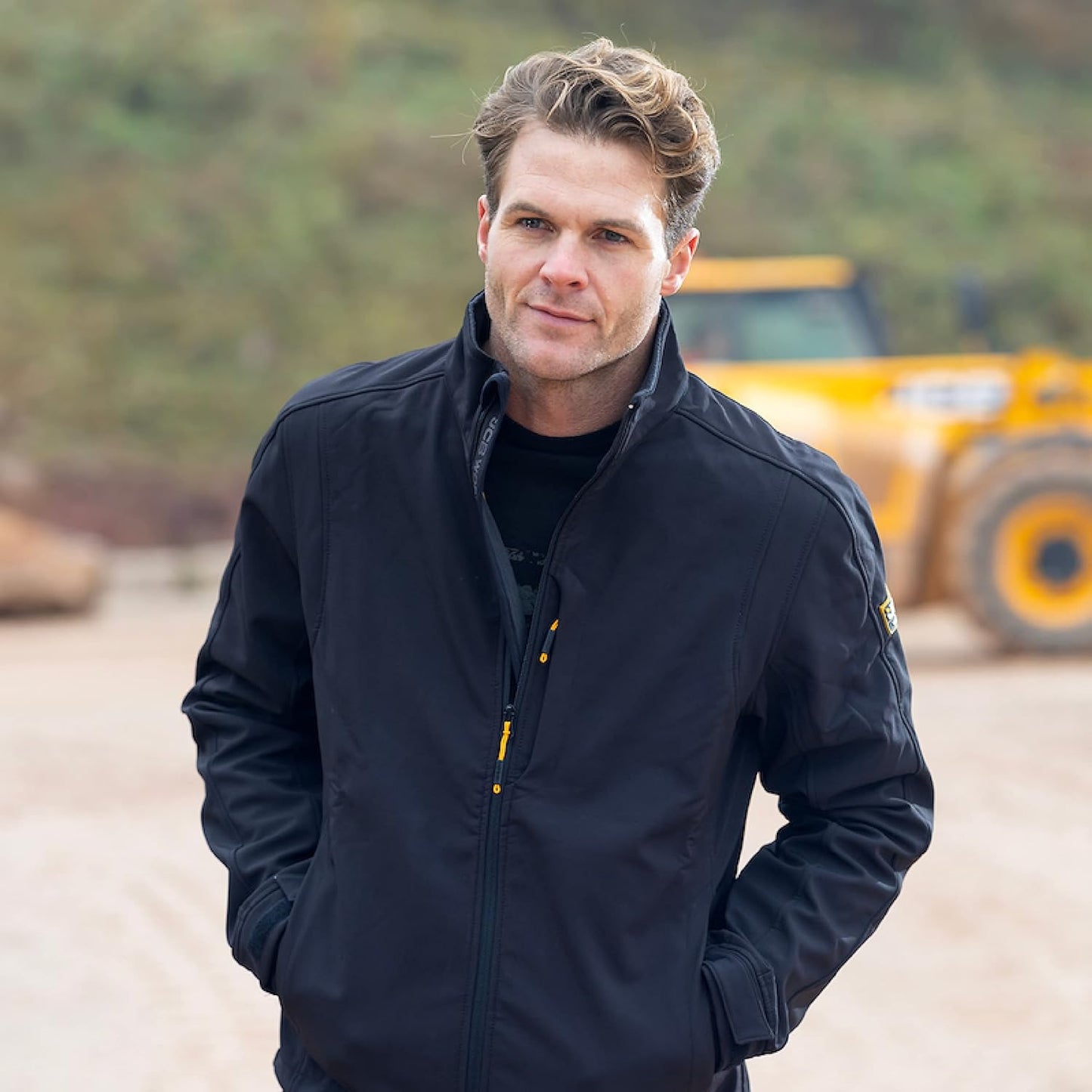 JCB Workwear - Trade Softshell Jacket - Fleece Jacket Mens Full Zip - Zipped Side Pockets - Adjustable Hem & Cuffs - Polyester - Black - Size XXL