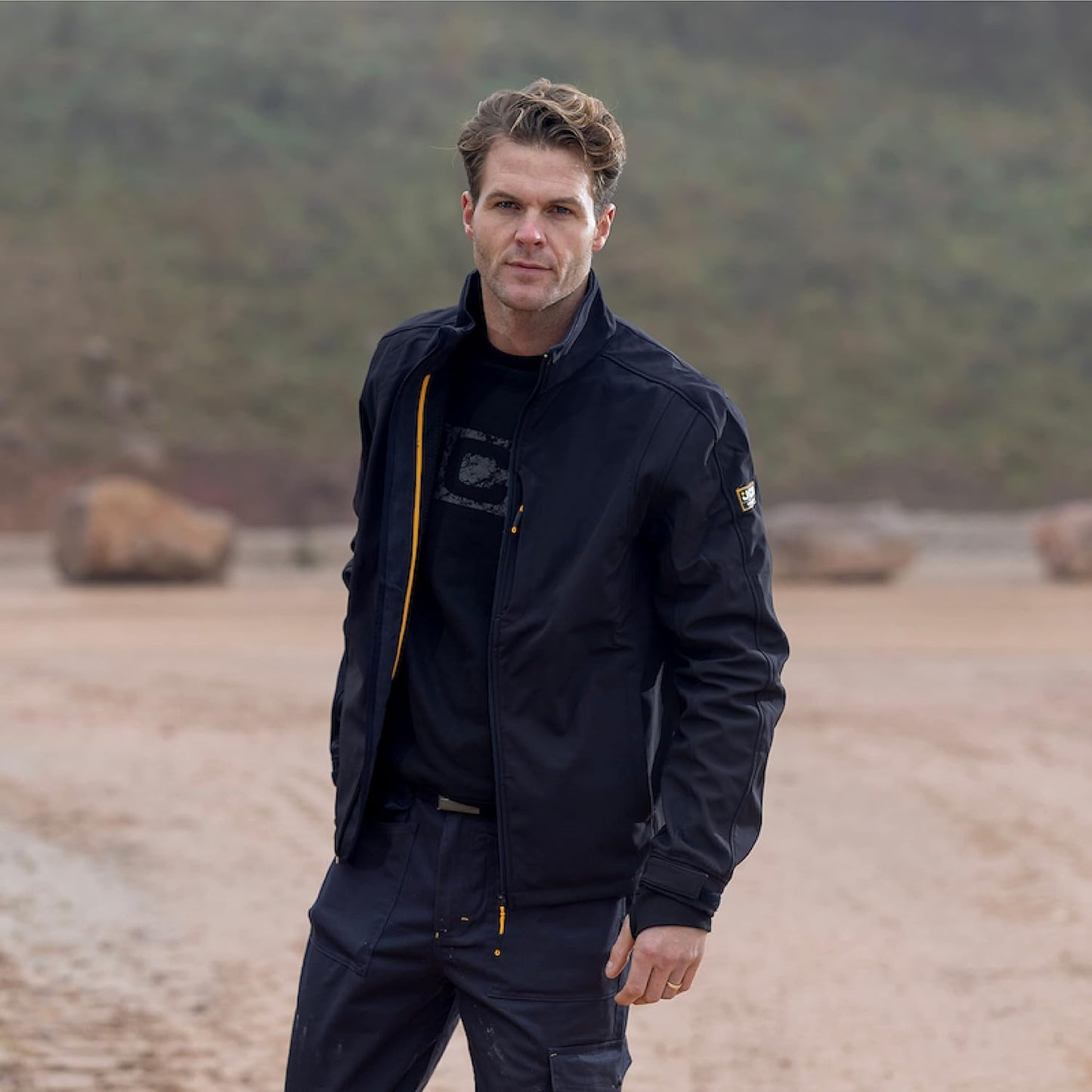 JCB Workwear - Trade Softshell Jacket - Fleece Jacket Mens Full Zip - Zipped Side Pockets - Adjustable Hem & Cuffs - Polyester - Black - Size XXL