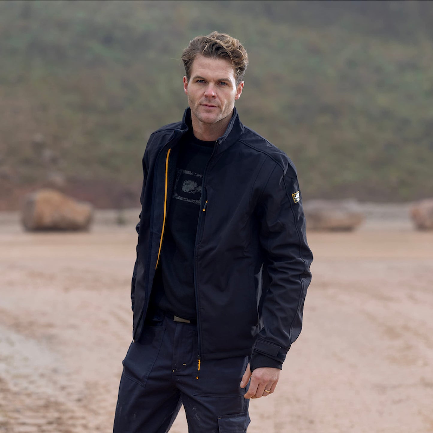 JCB Workwear - Trade Softshell Jacket - Fleece Jacket Mens Full Zip - Zipped Side Pockets - Adjustable Hem & Cuffs - Polyester - Black - Size M