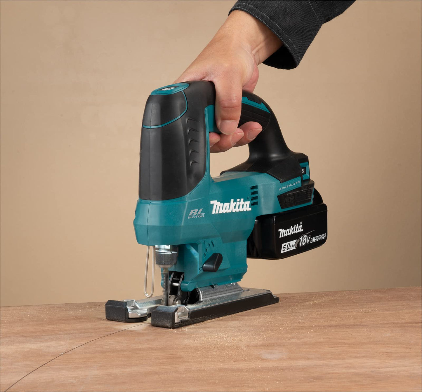 Makita DJV184RTJ 18V Li-ion LXT Brushless Jigsaw Complete with 2 x 5.0 Ah Batteries and Charger Supplied in a Makpac Case