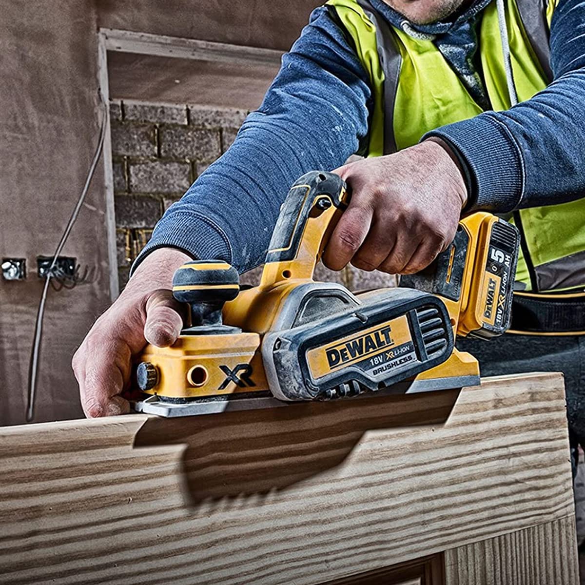 DeWalt DCP580N 18v XR Li-Ion Brushless Planer with 1 x 6.0Ah DCB546 Battery