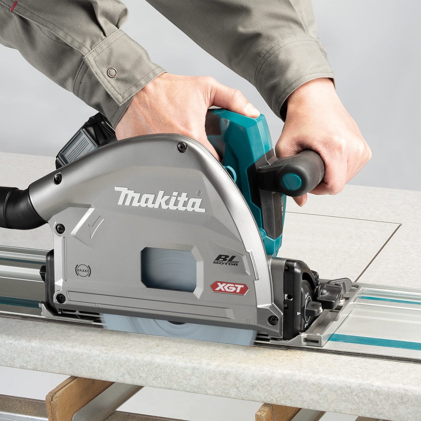 Makita SP001GD202 40V Max Li-ion XGT Brushless 165mm Plunge Saw Complete with 2 x 2.5 Ah Batteries and Charger Supplied in a Tool Bag