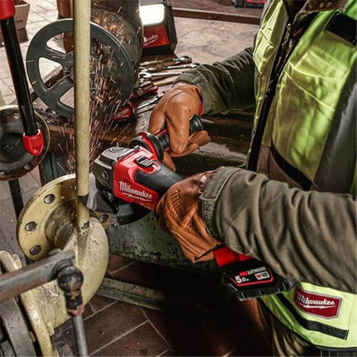 Milwaukeee Angle Grinder M18 Fuel, Disc Diameter 115 mm, 8500 RPM, AVS, FIXTEC, Anti-Kickback, Red, 0