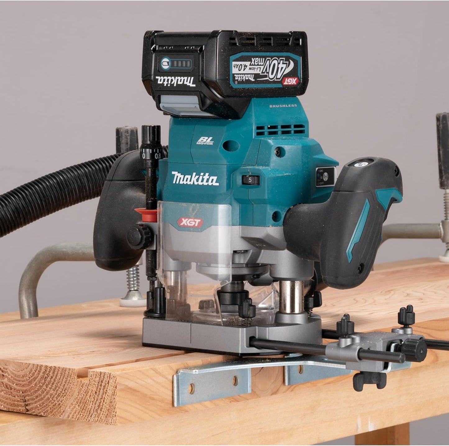 Makita RP001GZ02 40V Max Li-ion XGT Brushless Router Supplied in a Makpac Case, Batteries and Charger Not Included